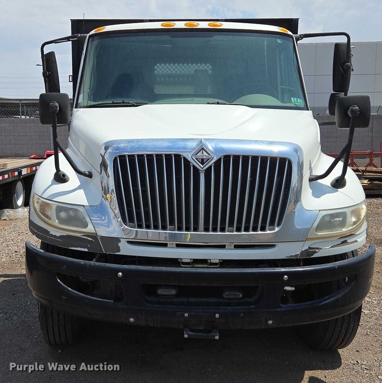 image for item EC1150 2009 International  4400 flatbed truck