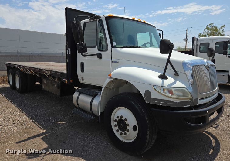 image for item EC1150 2009 International  4400 flatbed truck