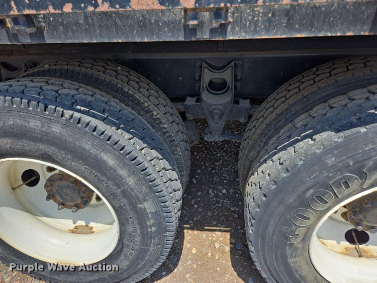 image for item EC1150 2009 International  4400 flatbed truck