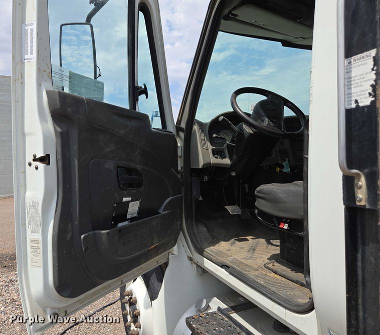 image for item EC1150 2009 International  4400 flatbed truck