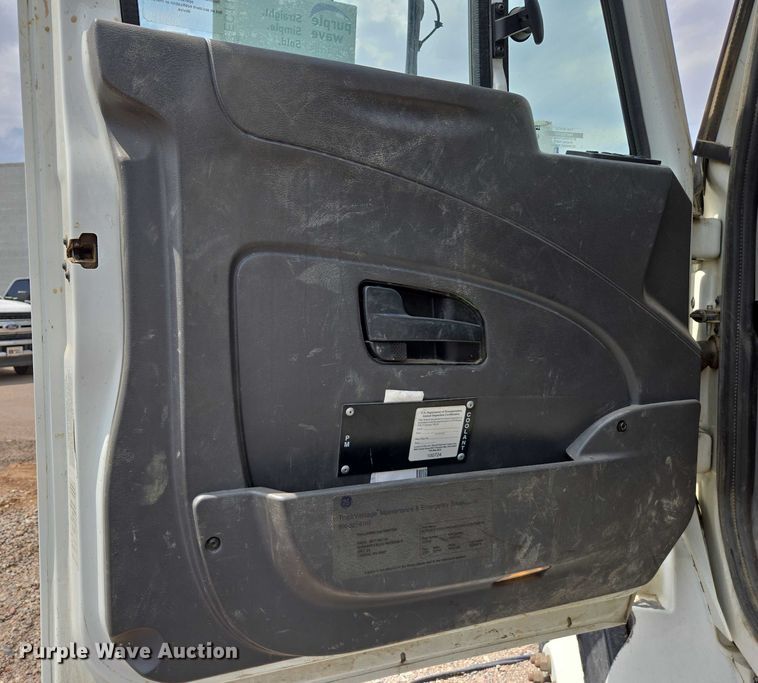 image for item EC1150 2009 International  4400 flatbed truck