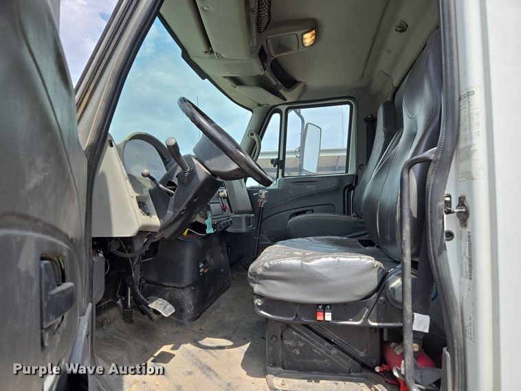 image for item EC1150 2009 International  4400 flatbed truck