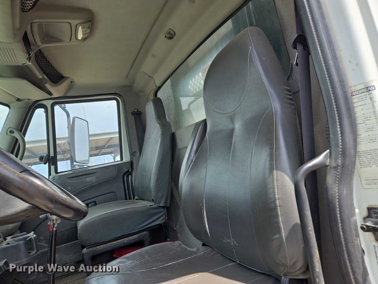 image for item EC1150 2009 International  4400 flatbed truck