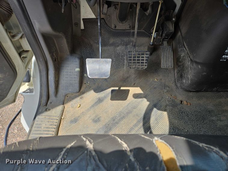 image for item EC1150 2009 International  4400 flatbed truck