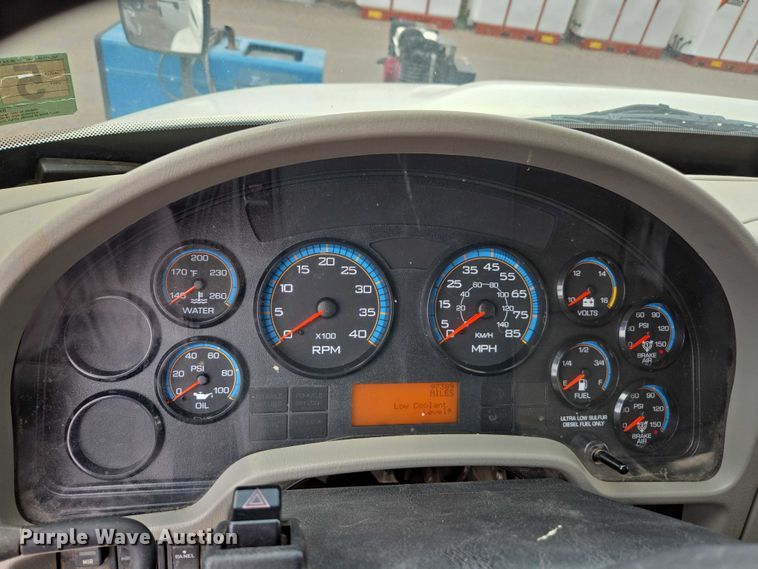 image for item EC1150 2009 International  4400 flatbed truck