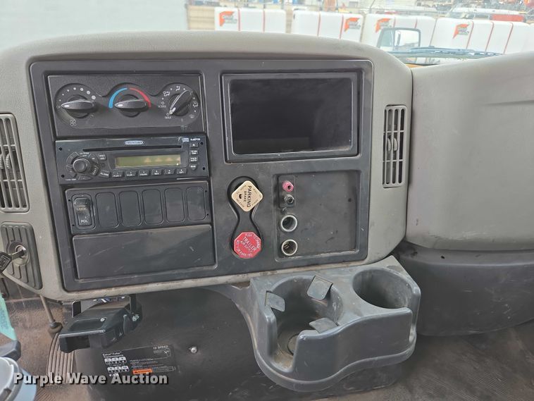 image for item EC1150 2009 International  4400 flatbed truck