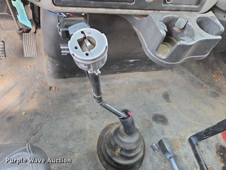 image for item EC1150 2009 International  4400 flatbed truck