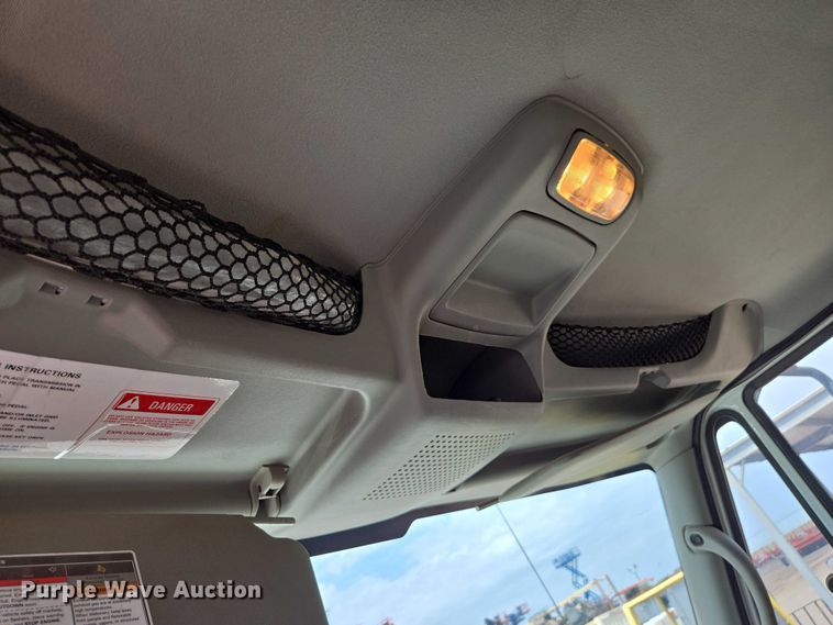 image for item EC1150 2009 International  4400 flatbed truck