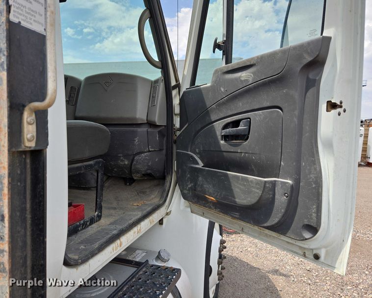 image for item EC1150 2009 International  4400 flatbed truck