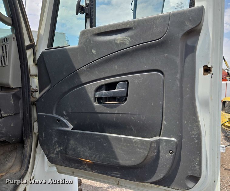 image for item EC1150 2009 International  4400 flatbed truck