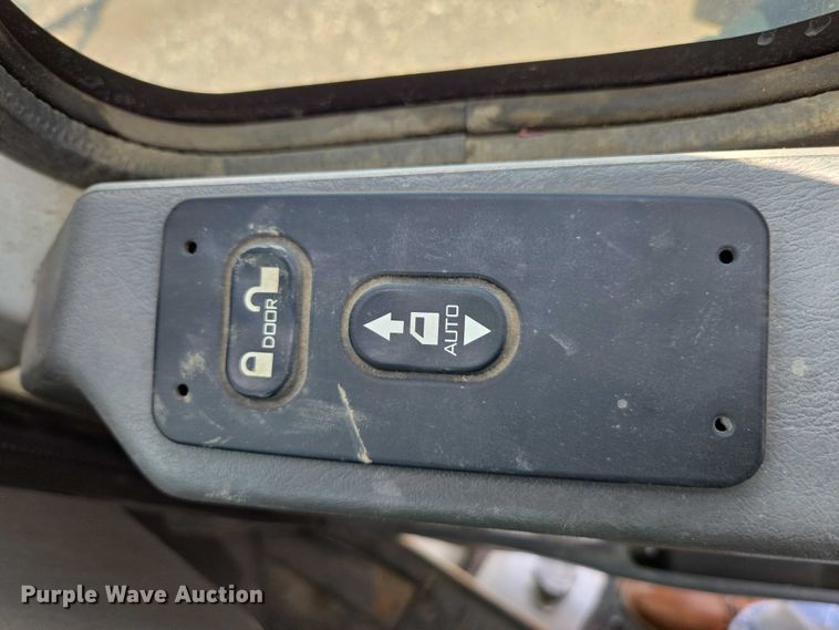 image for item EC1150 2009 International  4400 flatbed truck