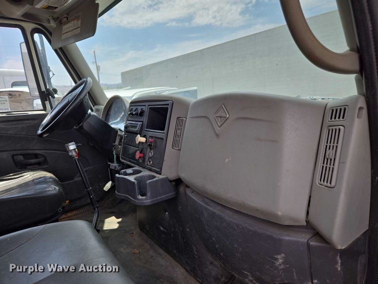 image for item EC1150 2009 International  4400 flatbed truck