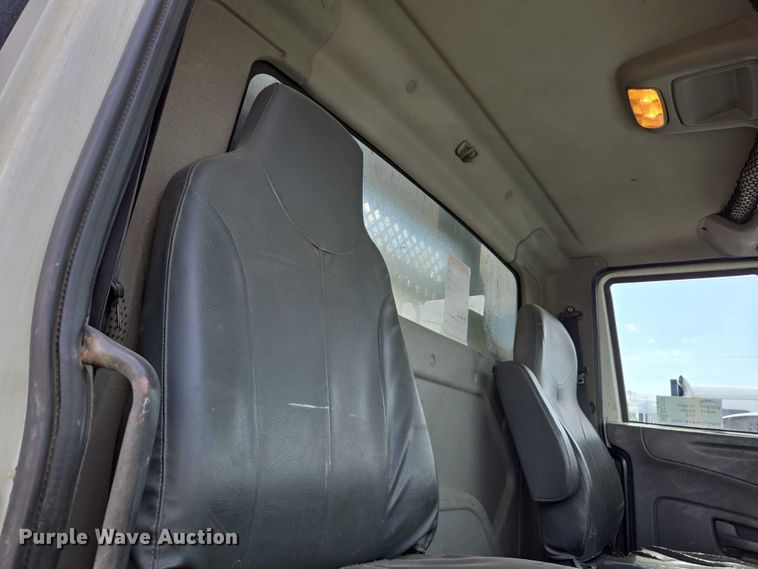 image for item EC1150 2009 International  4400 flatbed truck