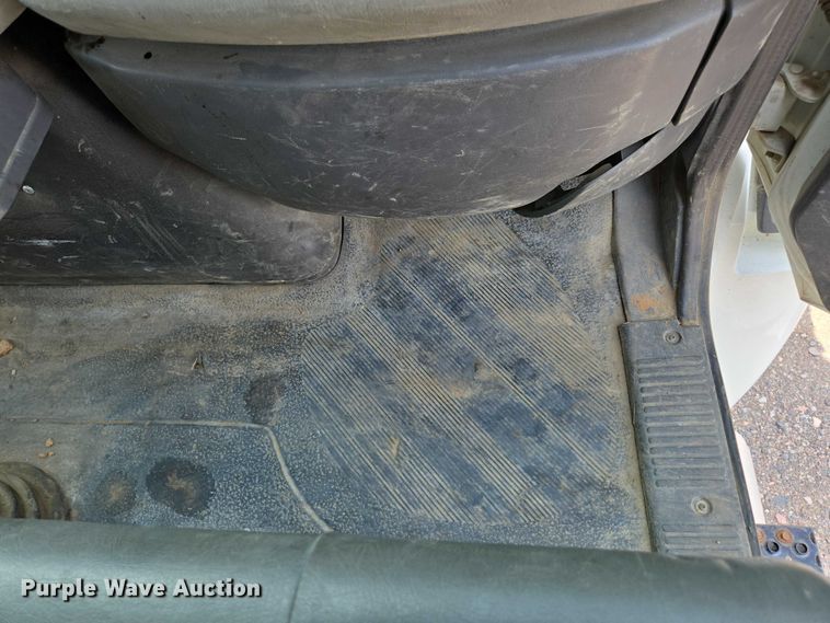 image for item EC1150 2009 International  4400 flatbed truck