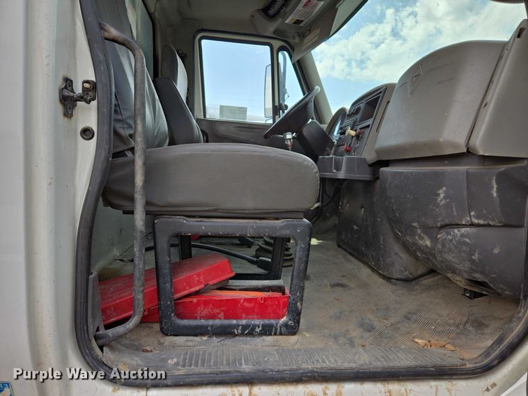 image for item EC1150 2009 International  4400 flatbed truck