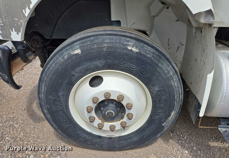 image for item EC1150 2009 International  4400 flatbed truck