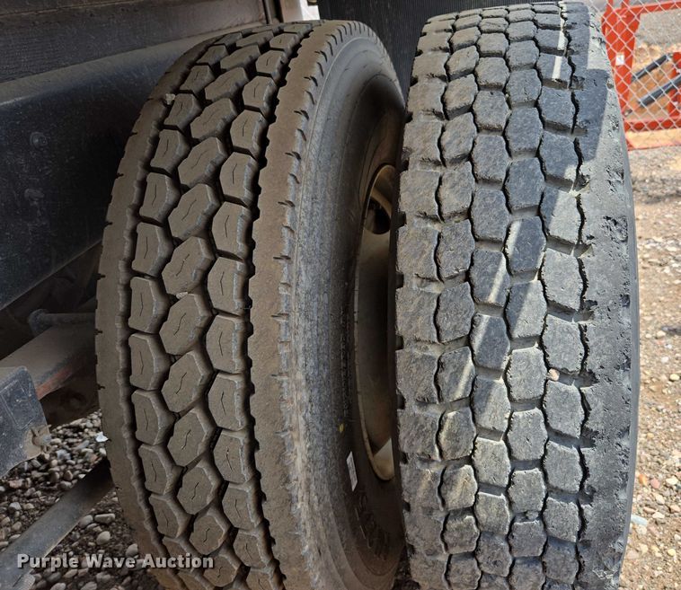 image for item EC1150 2009 International  4400 flatbed truck