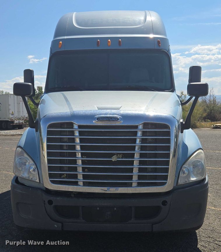 image for item EC1178 2014 Freightliner Cascadia semi truck