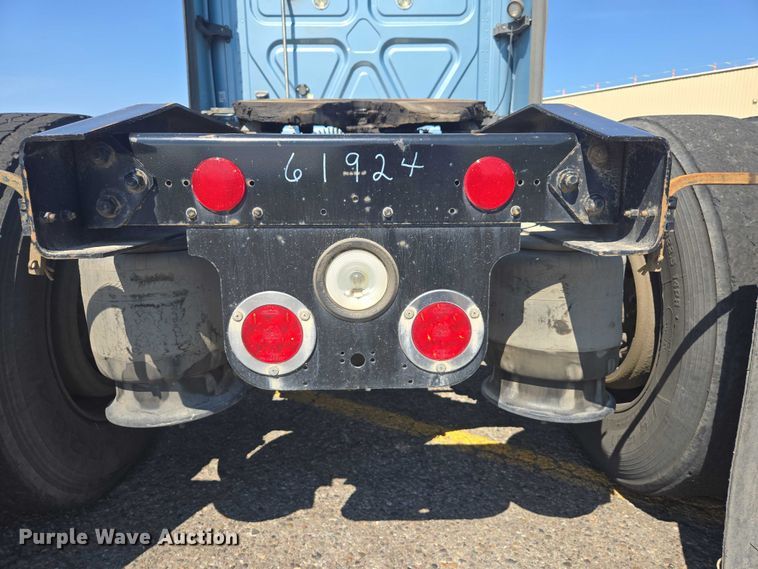 image for item EC1178 2014 Freightliner Cascadia semi truck