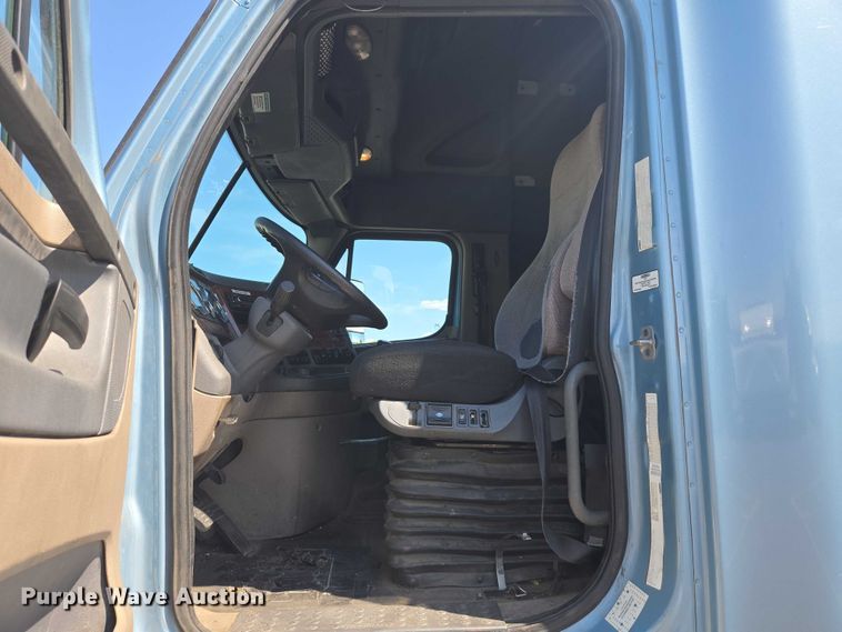 image for item EC1178 2014 Freightliner Cascadia semi truck