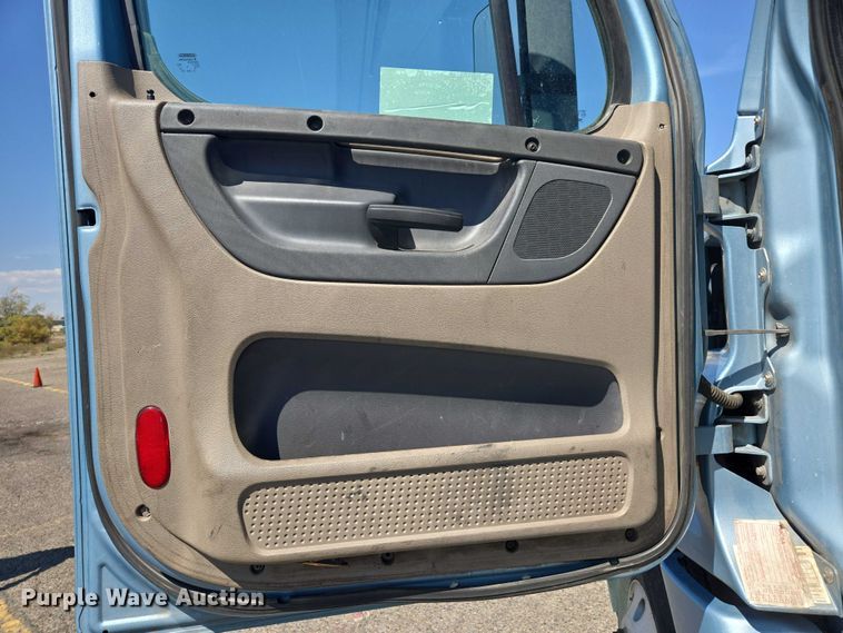 image for item EC1178 2014 Freightliner Cascadia semi truck