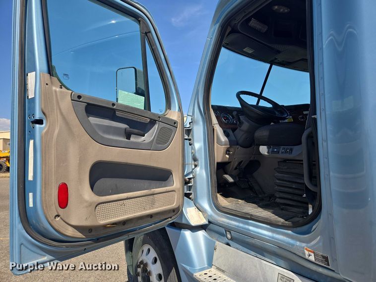 image for item EC1178 2014 Freightliner Cascadia semi truck