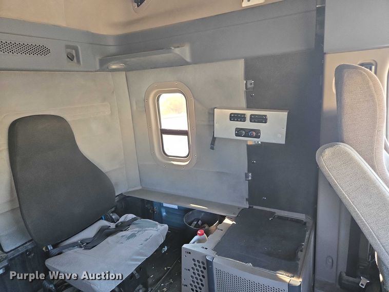 image for item EC1178 2014 Freightliner Cascadia semi truck