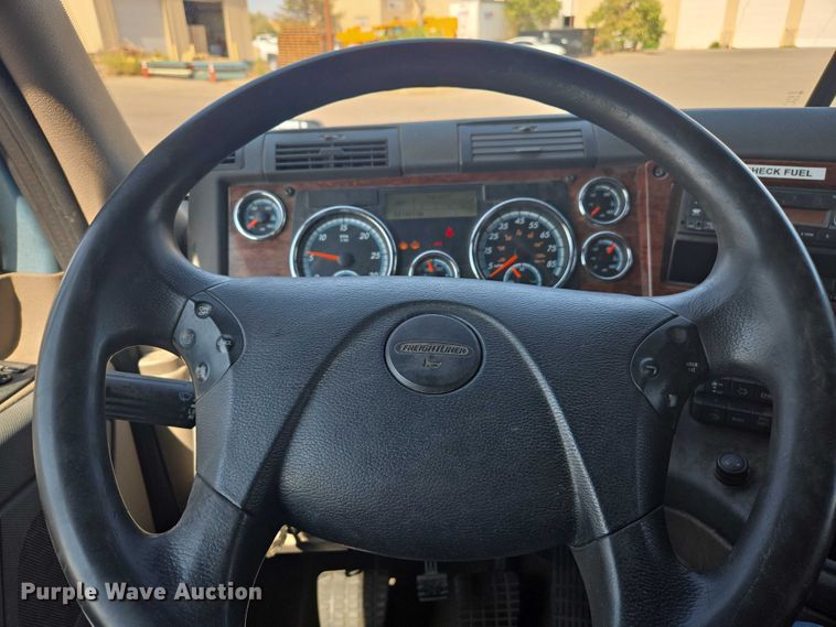 image for item EC1178 2014 Freightliner Cascadia semi truck