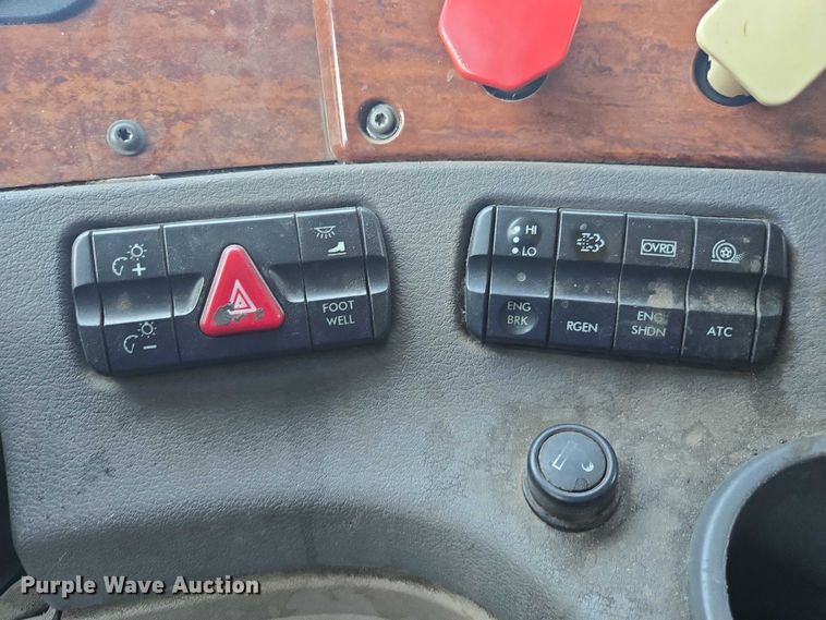 image for item EC1178 2014 Freightliner Cascadia semi truck