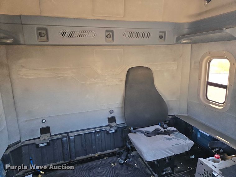 image for item EC1178 2014 Freightliner Cascadia semi truck