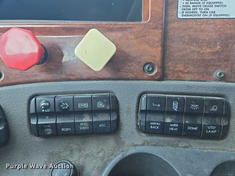 image for item EC1178 2014 Freightliner Cascadia semi truck