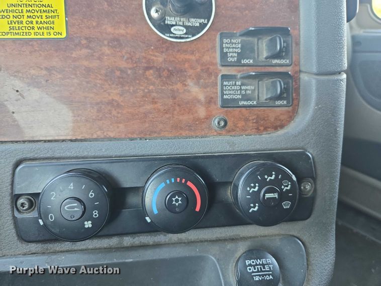 image for item EC1178 2014 Freightliner Cascadia semi truck