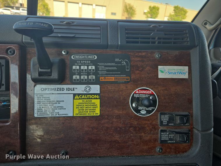 image for item EC1178 2014 Freightliner Cascadia semi truck