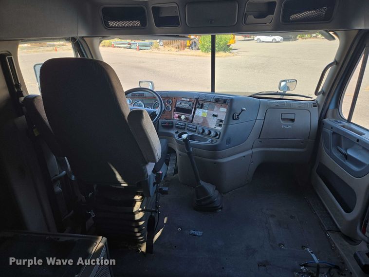 image for item EC1178 2014 Freightliner Cascadia semi truck