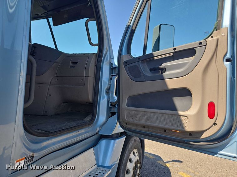 image for item EC1178 2014 Freightliner Cascadia semi truck