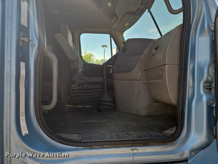 image for item EC1178 2014 Freightliner Cascadia semi truck