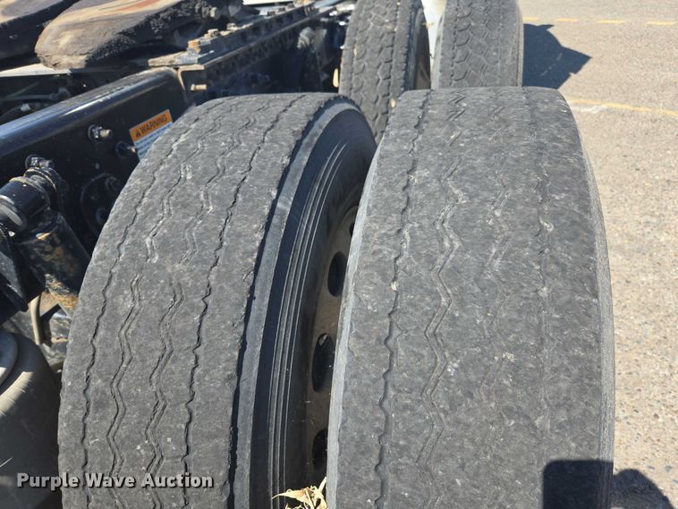 image for item EC1178 2014 Freightliner Cascadia semi truck