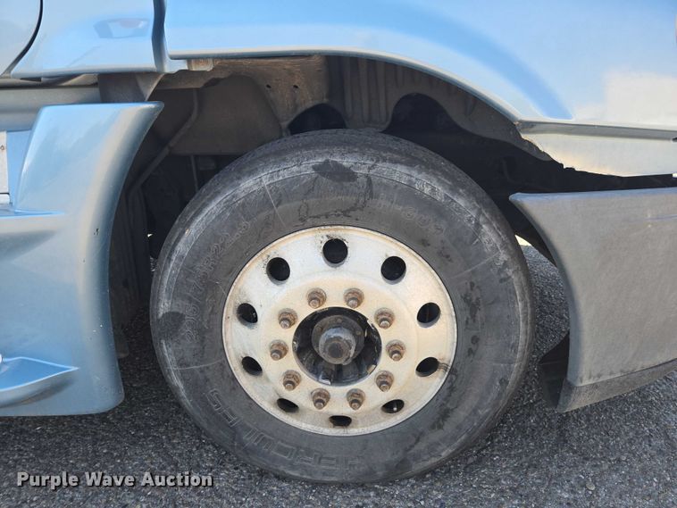 image for item EC1178 2014 Freightliner Cascadia semi truck