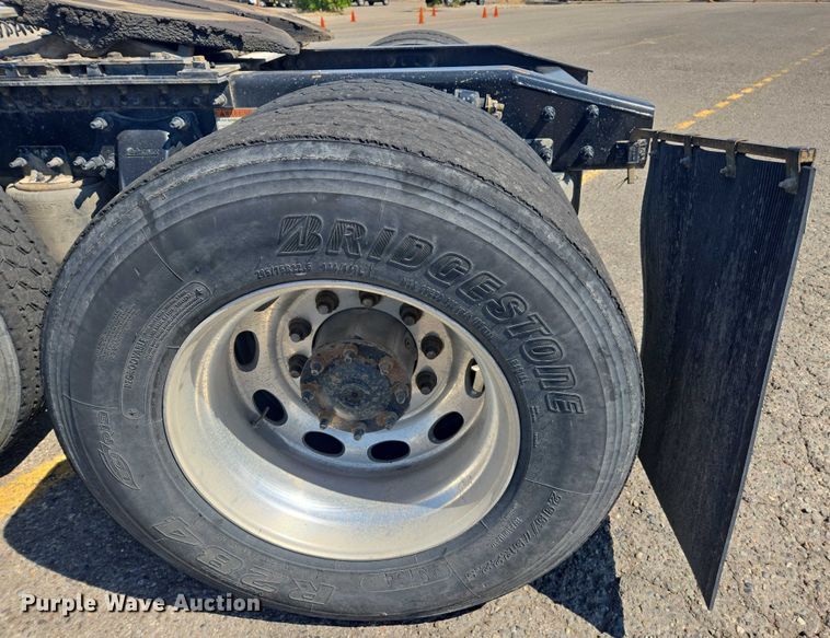 image for item EC1178 2014 Freightliner Cascadia semi truck