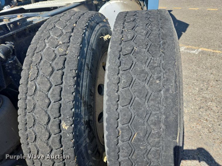 image for item EC1178 2014 Freightliner Cascadia semi truck