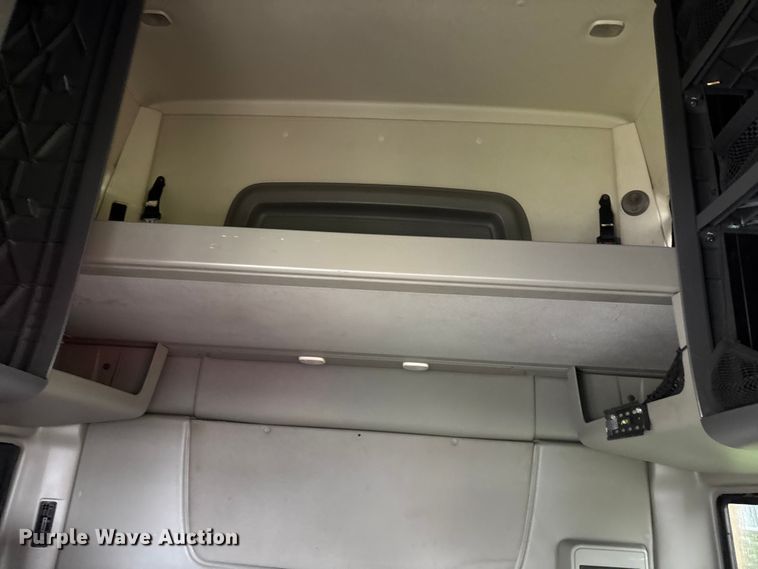 image for item EC3774 2017 International ProStar semi truck