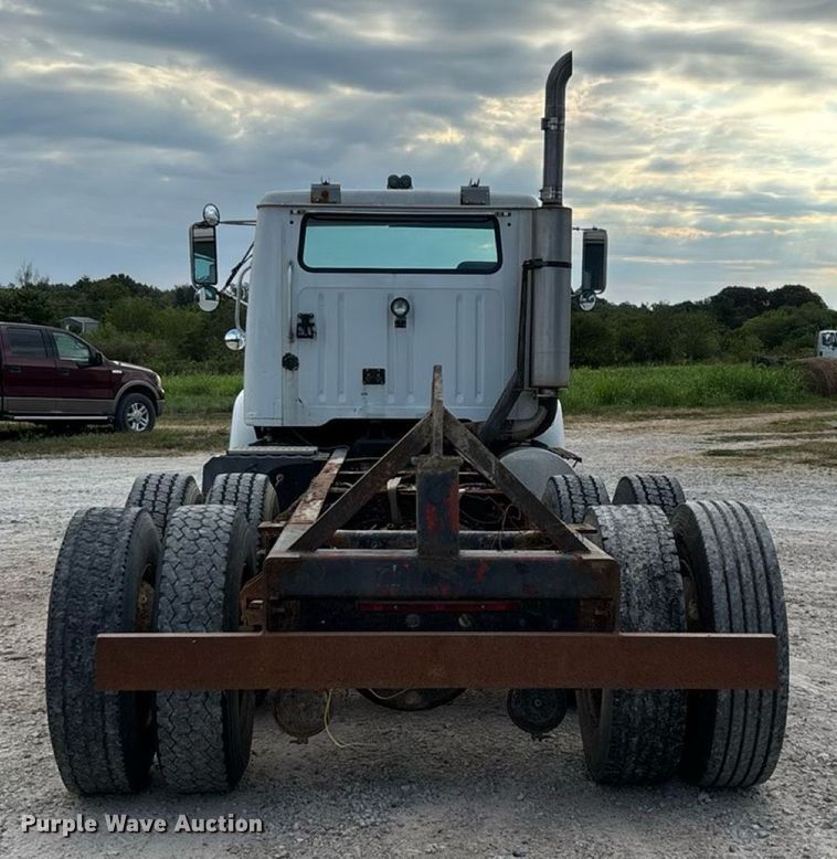 image for item ED2206 1996 International F-8200 truck cab and chassis