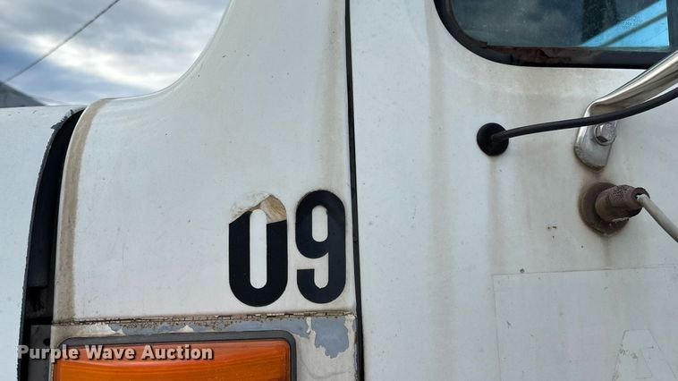 image for item ED2206 1996 International F-8200 truck cab and chassis