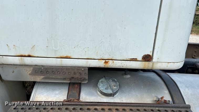 image for item ED2206 1996 International F-8200 truck cab and chassis