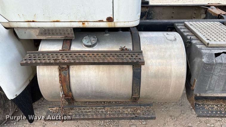 image for item ED2206 1996 International F-8200 truck cab and chassis