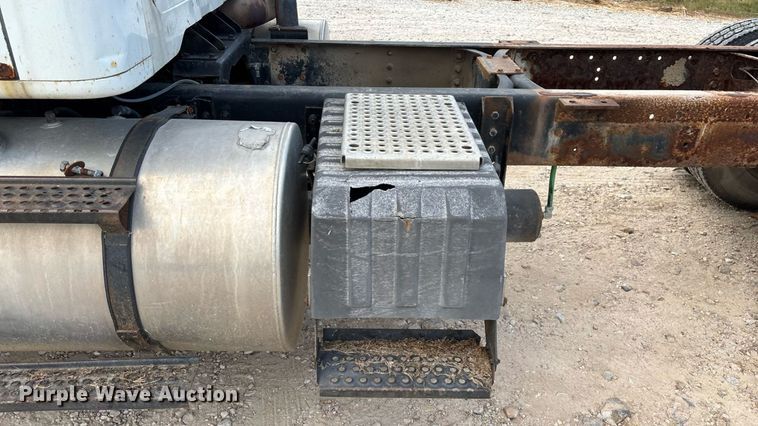 image for item ED2206 1996 International F-8200 truck cab and chassis