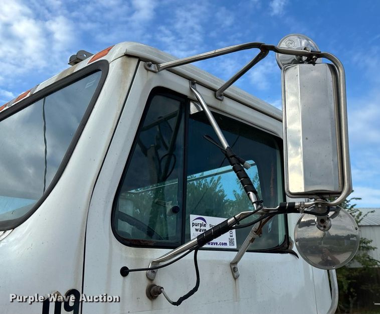 image for item ED2206 1996 International F-8200 truck cab and chassis