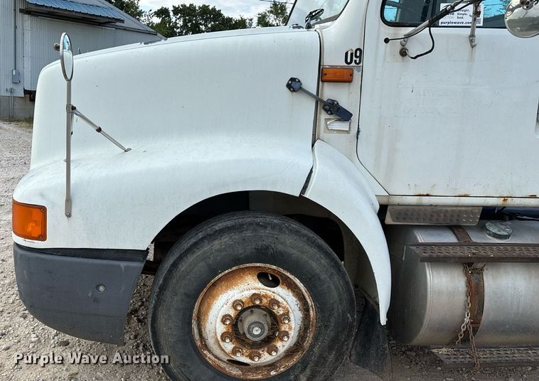 image for item ED2206 1996 International F-8200 truck cab and chassis