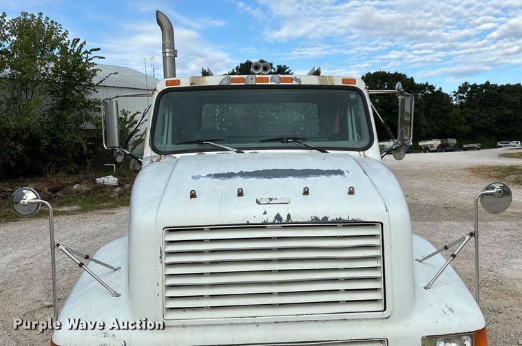 image for item ED2206 1996 International F-8200 truck cab and chassis