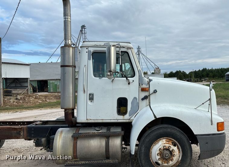 image for item ED2206 1996 International F-8200 truck cab and chassis